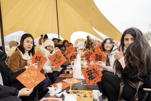 International youth experience rich culture in Jinhua's Jindong