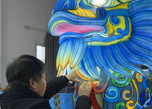 Keeping the craft of lanterns alive in Haining