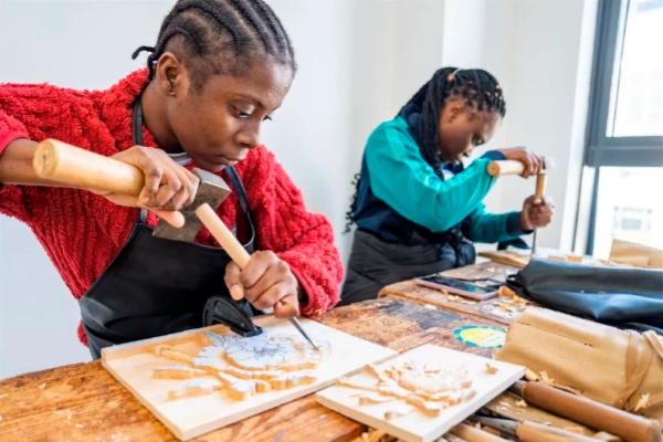 African students carve cultural bridges in Jinhua through woodcarving