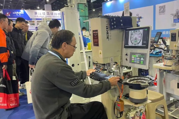 Global intelligent manufacturing equipment catches attention at Yiwu expo