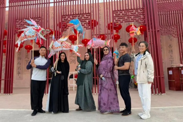 Pujiang fish lanterns shine at Saudi International Handicrafts Week