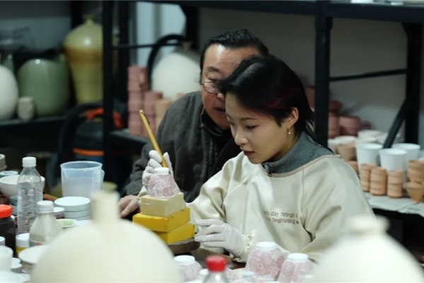 Young ceramic artist's innovative creations on display in Wuyi