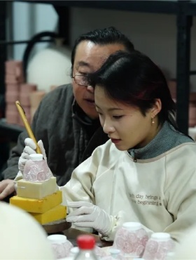 Young ceramic artist's innovative creations on display in Wuyi