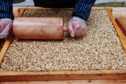 Wuyi provides winter warmth with traditional frozen rice candy