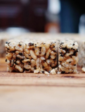 Wuyi provides winter warmth with traditional frozen rice candy