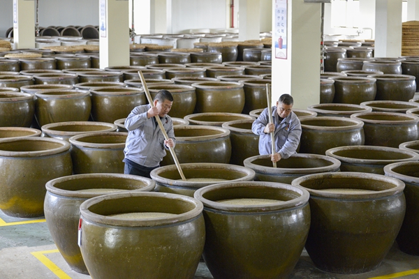Shaoxing Customs supports yellow rice wine industry during winter brewing season