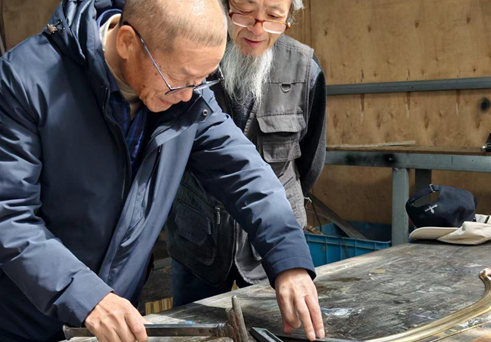 Shaoxing copper craftsman creates horse sculpture for Chinese New Year