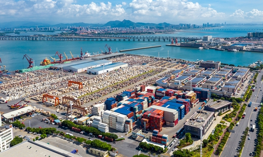 1769064955719070654.jpg 廈門自貿區港口集裝箱堆場_副本.jpg