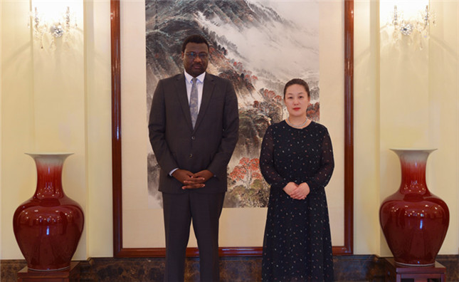 Liu Chenzi meets with Zambian consul general in Guangzhou