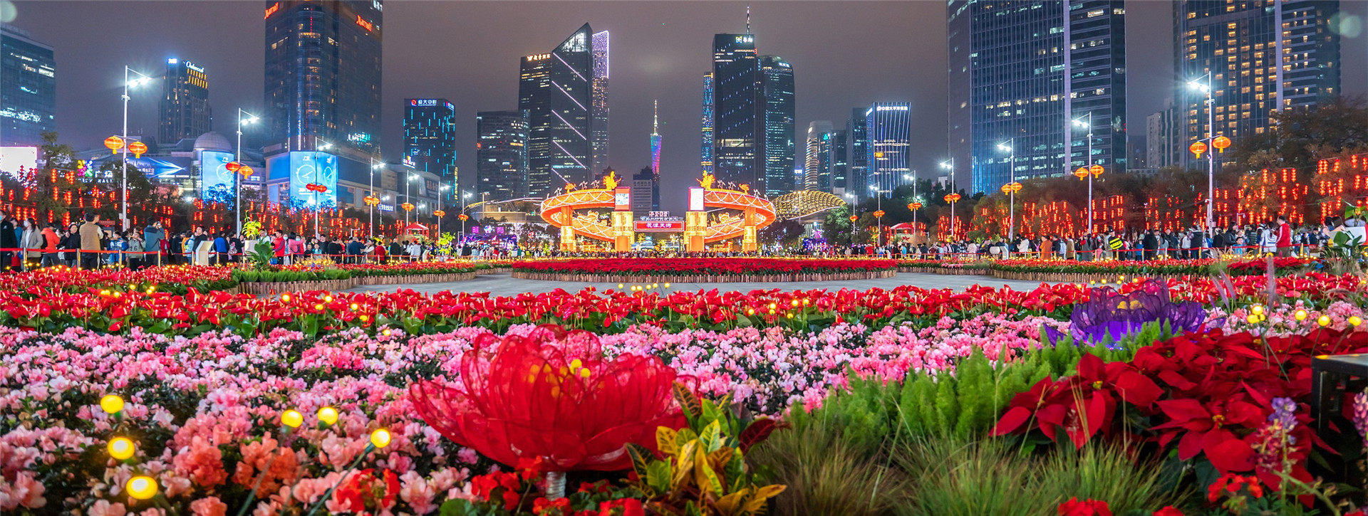 Night scenery of the Flower Market in Tianhe district