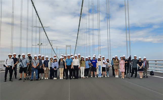 Delegation of Chinese and foreign media outlets visits the Shenzhen-Zhongshan Link