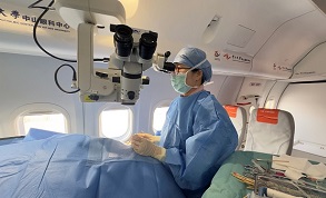 Chinese doctor carries out eye surgery in C909 aircraft