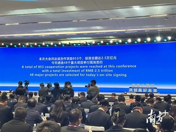 A total of 853 cooperation projects were reached at this conference with a total investment of 2.5 trillion yuan 48 major projects are selected for this on-site signing. [PhotoNanfang Plus].jpg