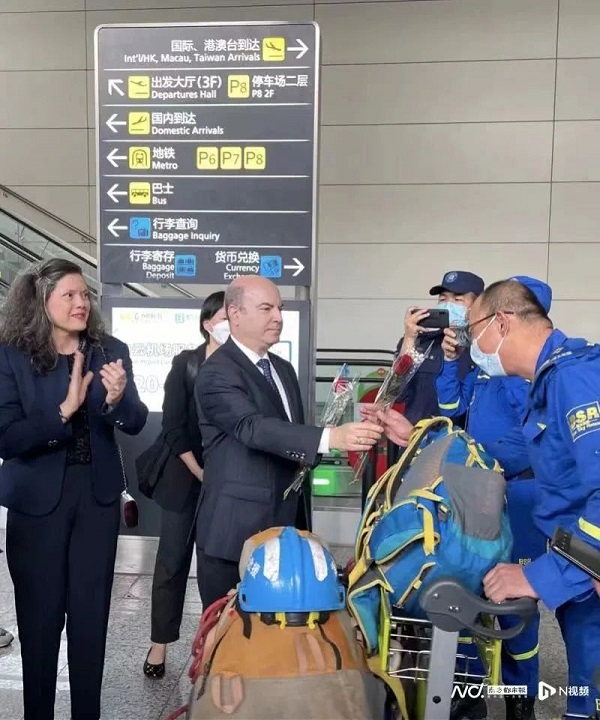 Kurtulus Aykan, consul general of Turkiye in Guangzhou,  greets the rescue team members with flowers..jpg