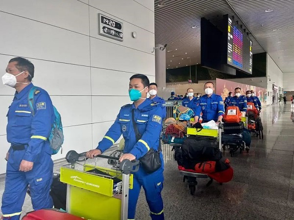 A total of 129 members of the Blue Sky Rescue Team, a Chinese civil rescue squad, who went to Turkiye to rescue arrived in Guangzhou from Istanbul on flight CZ8066 on Feb 19..jpg