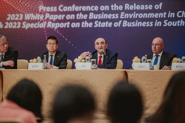 The American Chamber of Commerce in South China held a press conference to release its annual.jpg