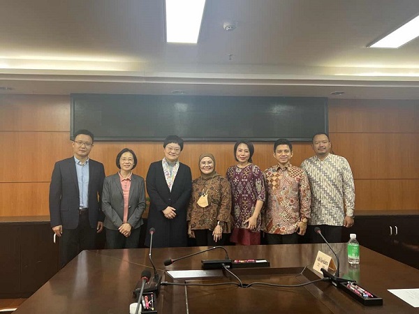 Officials of Guangzhou and Indonesia pose for a group photo..jpg