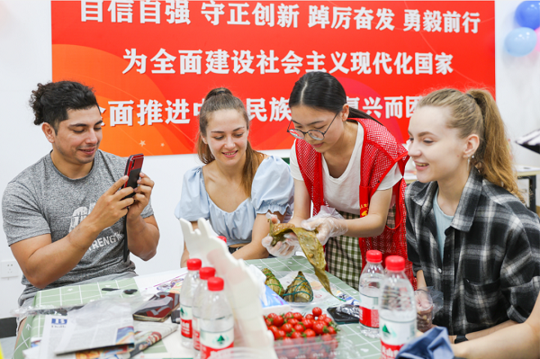 Foreign residents experience Dragon Boat Festival's food culture..png