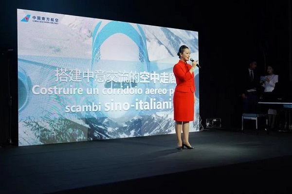 Li Ran, the chief purser of China Southern Airlines, gives a speech during the event..jpg