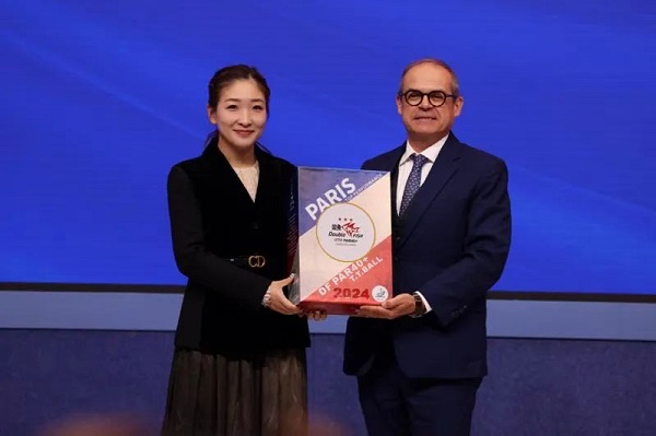 Liu Shiwen, an Olympic table tennis champion from Guangzhou and chair of the ITTF Athletes' Commission, presents a Paris Olympic Games competition ball to the French Consul General in Guangzhou, Sylvain Fourriere..jpg