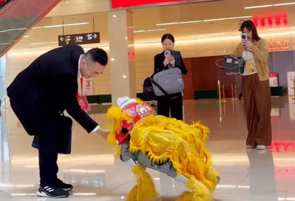 Hydrogen-powered robotic dog steals show at Guangzhou's 'Two Sessions'