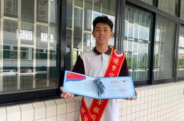 Guangzhou Datong High School student admitted as Air Force Pilot Trainee