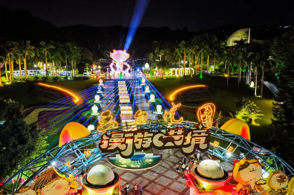 Cat-themed lantern carnival lights up Guangzhou's Yuntai Garden