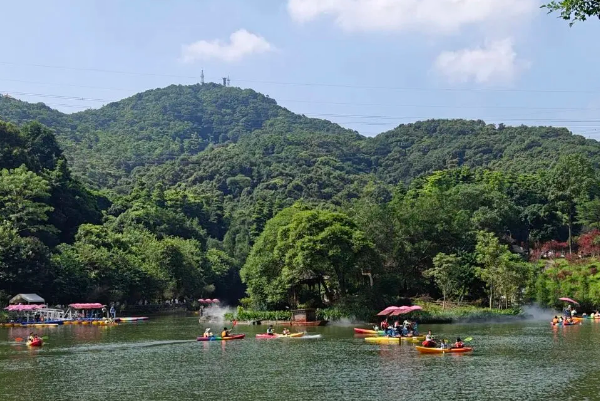 Record-breaking National Day holiday boosts tourism in Baiyun