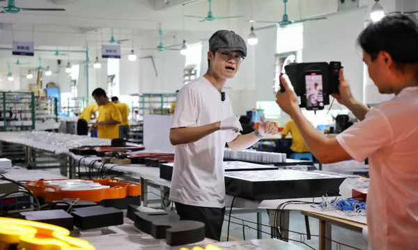 Young man from Baiyun captivates intl audiences with unique English accents