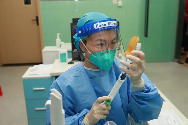 A health care worker is makes the inhaled COVID-19 vaccine..png