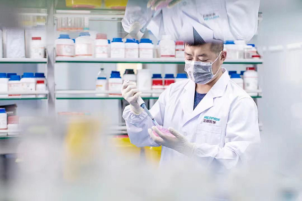 An employee at Medprin Biotech conducts R&D experiments..png