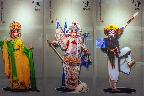 Diplomats immersed in Cantonese Opera