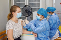 Expats in Guangzhou receive first COVID-19 vaccination