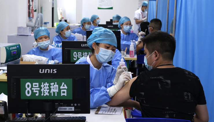 Crowds grow at large vaccine site in Guangzhou