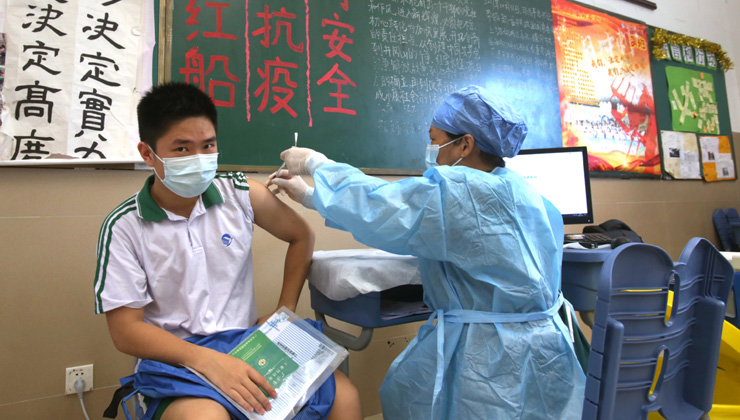 Young people take their jabs in Guangzhou