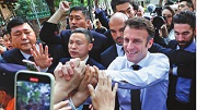 Macron meets university students
