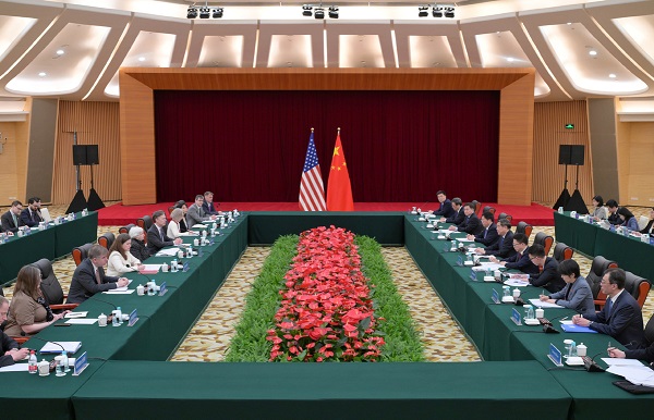 Chinese vice-premier holds talks with US treasury secretary