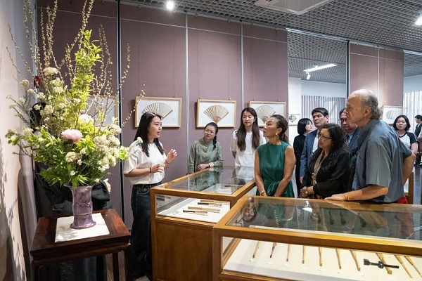 Officials in Guangzhou experience Lingnan intangible cultural heritage