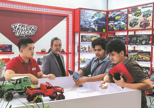 Canton Fair visitors surge 25%, export orders leap