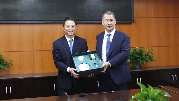 Top official holds talks with Japanese envoy in Guangzhou