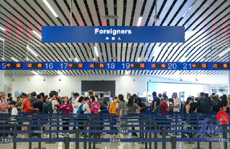 Baiyun airport sees record high expats' entry, exit
