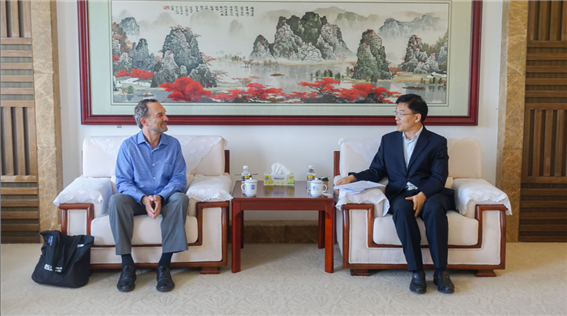 Liao Qinglin meets with Professor Mark Roseland of Arizona State University
