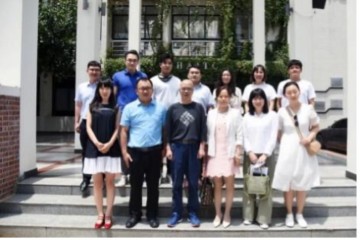 Jinzhao Academy holds meeting with student advisors