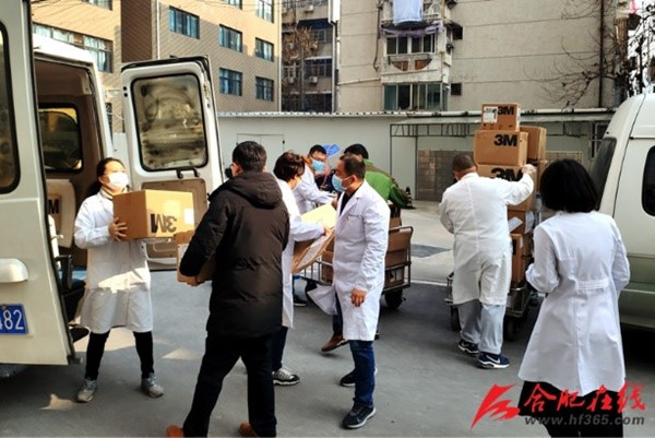Medics at Anhui Provincial Hospital receive Huami’s donated medical supplies on Feb 3.jpg