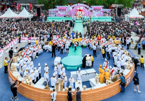 1——2025年7月19日，游客在呼和浩特市玉泉区塞上老街旅游休闲街区参加烧卖美食季活动。丁根厚 摄20250719-DJI_0674(1)_副本.jpg