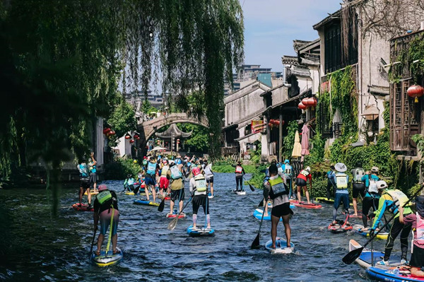 Paddleboarders make waves in Huzhou's Nanxun ancient town