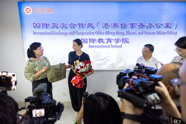 Russian girl saves a drowning elderly woman during her graduation trip in E China's Shaoxing