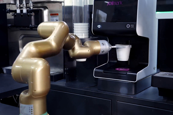 Huzhou's robots provide intelligent dining services globally
