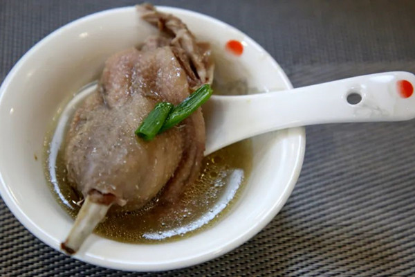 Huzhou culinary treat: Duck soup with lotus seeds, lily bulbs