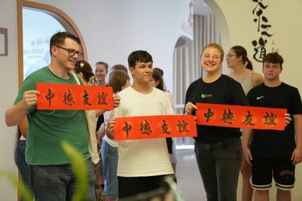 German delegation explores modern community development in Huzhou